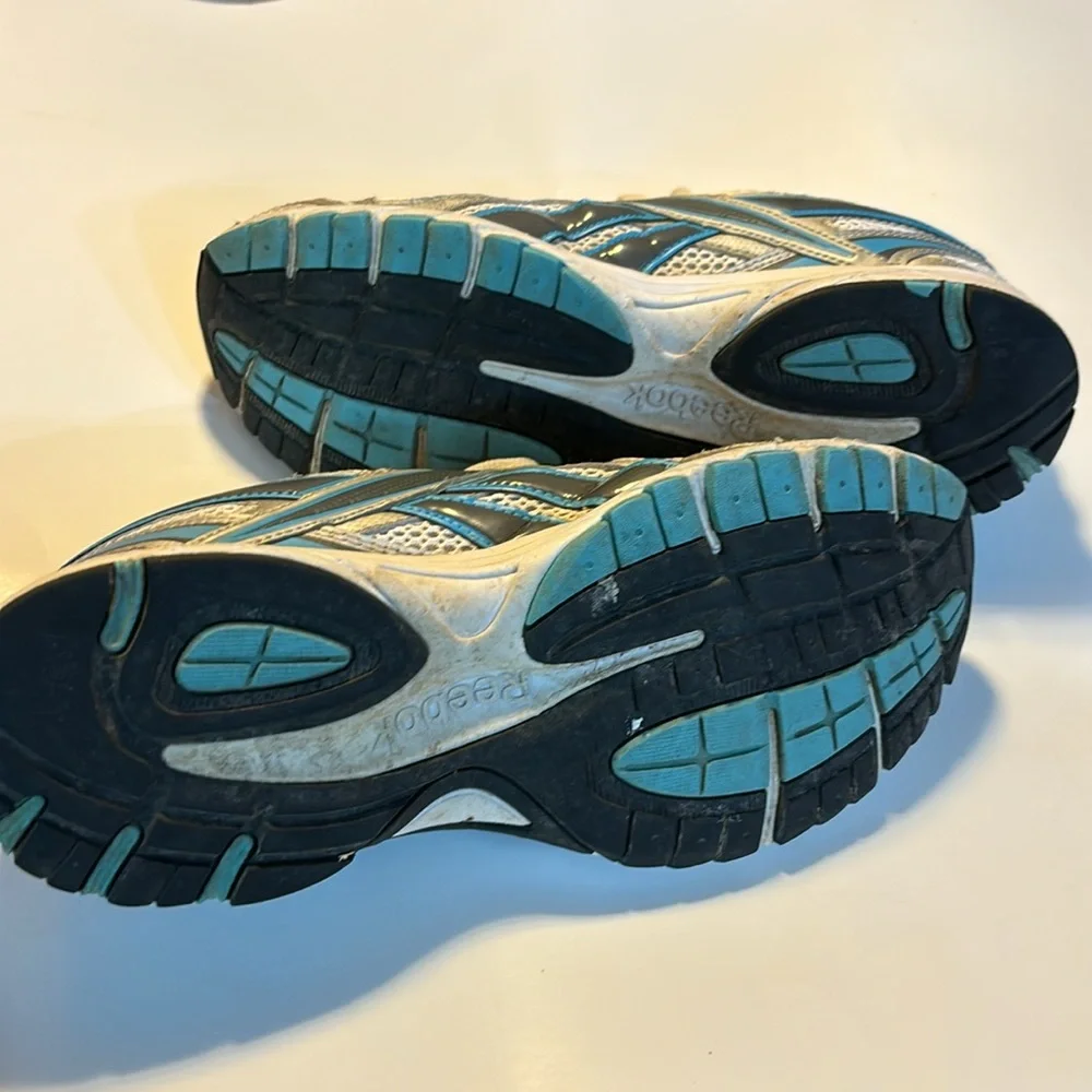 Reebok blue and white athletic shoes Ecco powered by receptor technology size 8